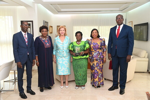 Mme Ouattara avec invités